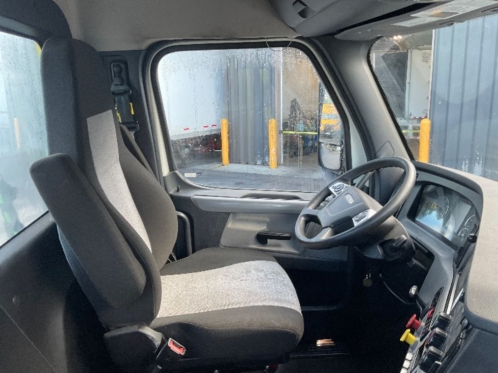 Day Cab Tractor-Heavy Duty Tractors-Freightliner-2021-T12664ST-Albany-NY-311,325\n\t\tmiles-$ 56,750 - Image 14