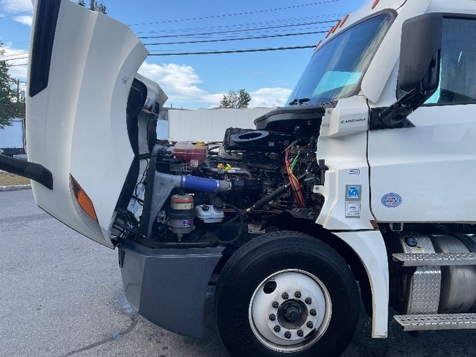 Day Cab Tractor-Heavy Duty Tractors-Freightliner-2021-T12664ST-Albany-NY-311,325\n\t\tmiles-$ 56,750 - Image 16