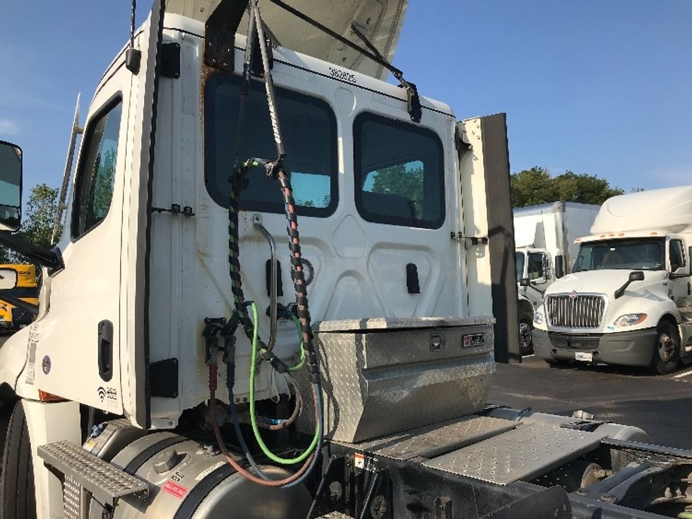 Day Cab Tractor-Heavy Duty Tractors-Freightliner-2021-T12664ST-Albany-NY-311,325\n\t\tmiles-$ 56,750 - Image 18
