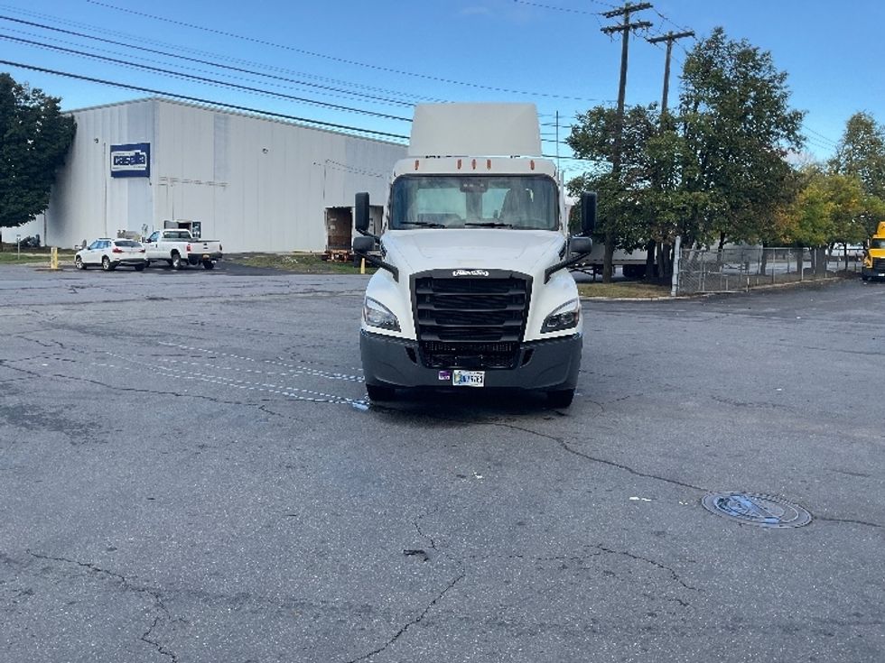 2021 Freightliner Cascadia 126" Day cab photo 2