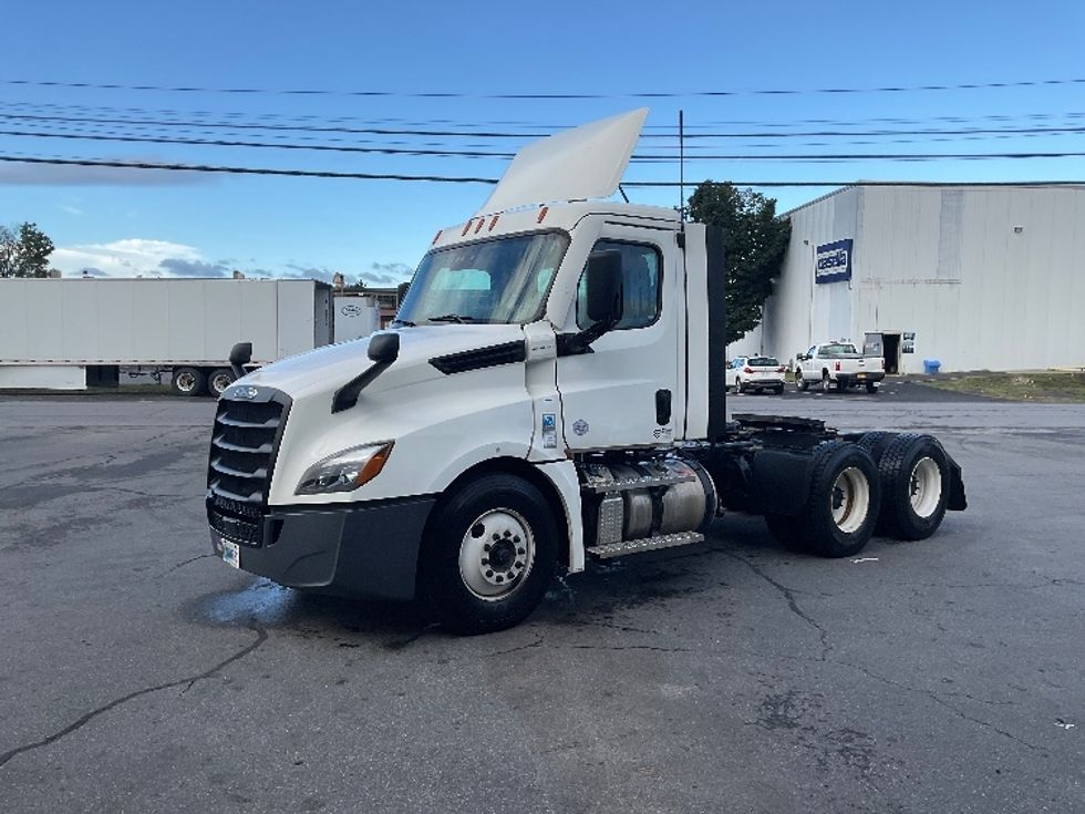 2021 Freightliner Cascadia 126" Day cab photo 3