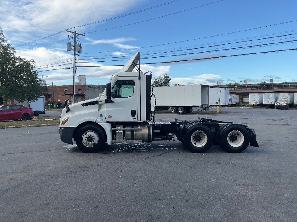 2021 Freightliner Cascadia 126" Day cab photo 4