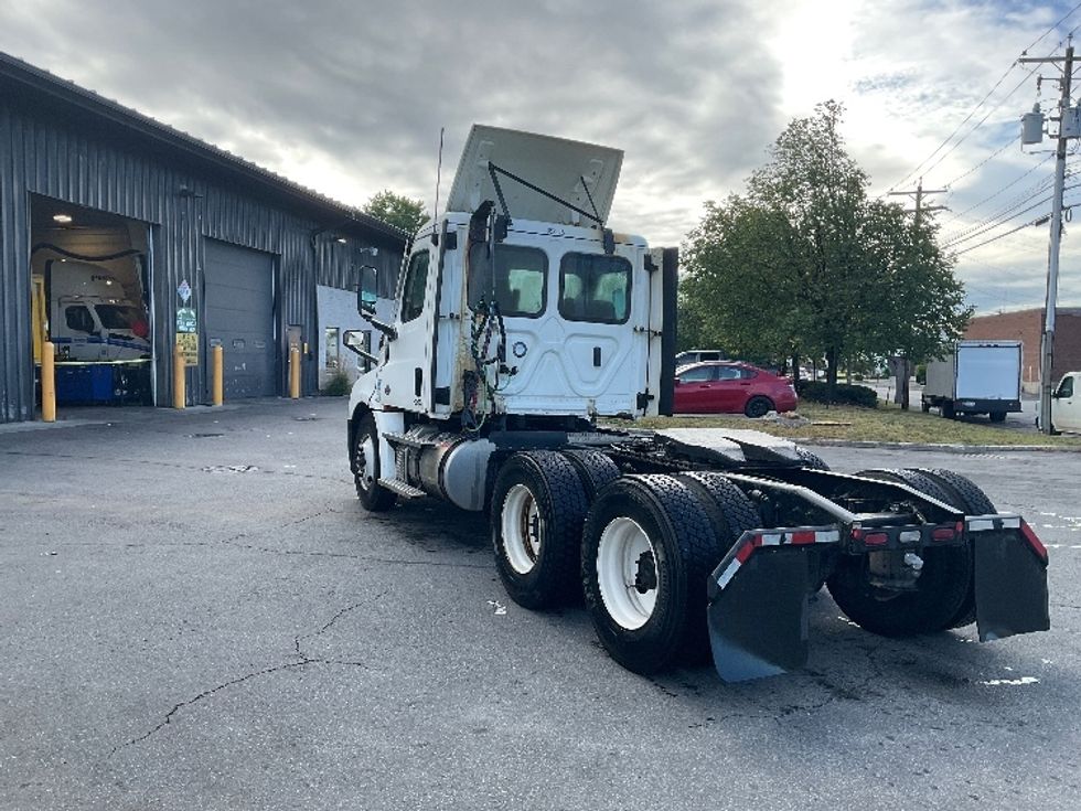 Day Cab Tractor-Heavy Duty Tractors-Freightliner-2021-T12664ST-Albany-NY-311,325\n\t\tmiles-$ 56,750 - Image 5