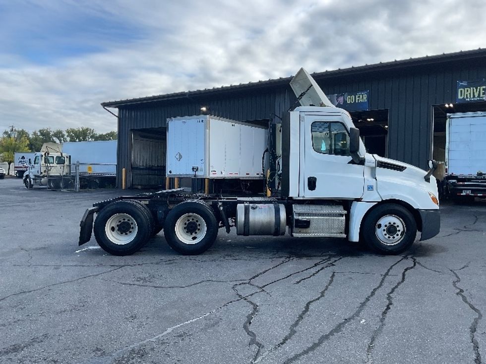 Day Cab Tractor-Heavy Duty Tractors-Freightliner-2021-T12664ST-Albany-NY-311,325\n\t\tmiles-$ 56,750 - Image 8