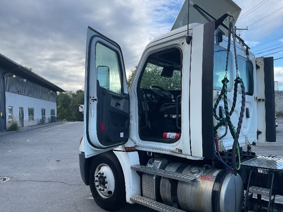 Day Cab Tractor-Heavy Duty Tractors-Freightliner-2021-T12664ST-Albany-NY-311,325\n\t\tmiles-$ 56,750 - Image 9