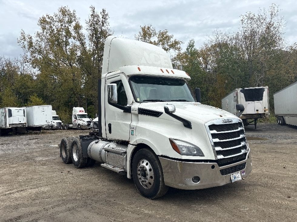 Day Cab Tractor-Heavy Duty Tractors-Freightliner-2021-T12664ST-Albany-NY-552,583\n\t\tmiles-$ 32,500 - Image 1