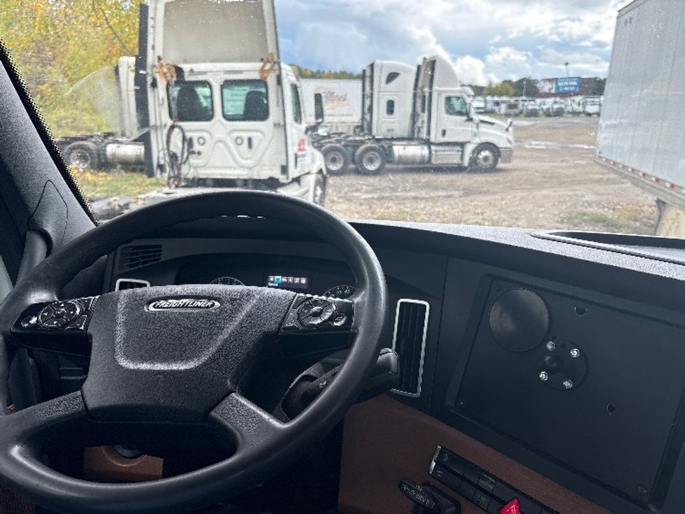Day Cab Tractor-Heavy Duty Tractors-Freightliner-2021-T12664ST-Albany-NY-552,583\n\t\tmiles-$ 32,500 - Image 11