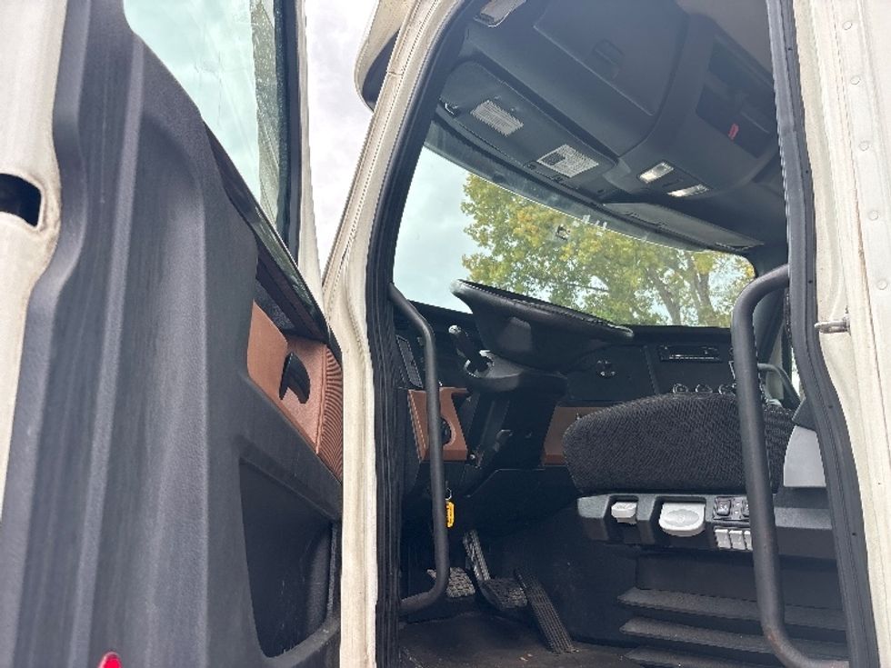 Day Cab Tractor-Heavy Duty Tractors-Freightliner-2021-T12664ST-Albany-NY-552,583\n\t\tmiles-$ 32,500 - Image 12