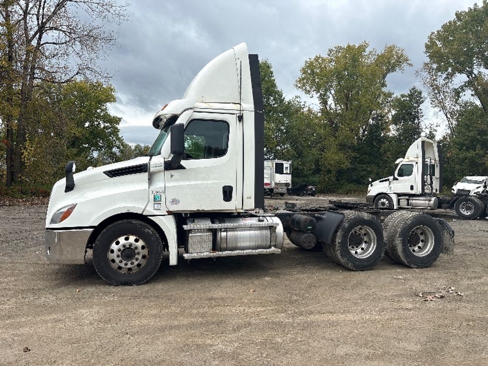 Day Cab Tractor-Heavy Duty Tractors-Freightliner-2021-T12664ST-Albany-NY-552,583\n\t\tmiles-$ 32,500 - Image 4