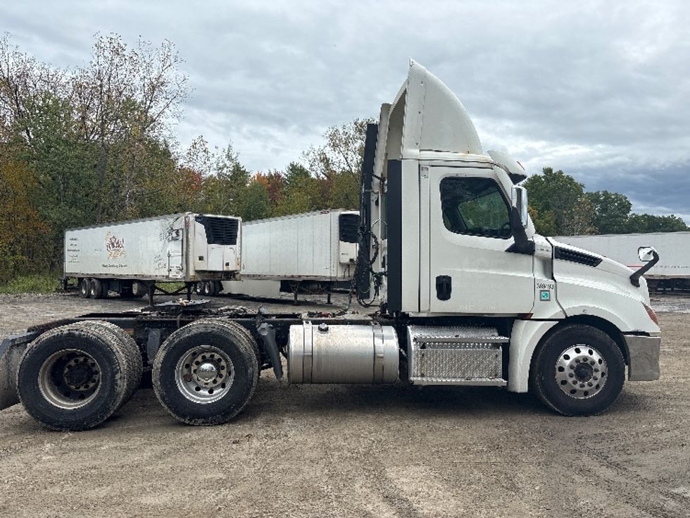 Day Cab Tractor-Heavy Duty Tractors-Freightliner-2021-T12664ST-Albany-NY-552,583\n\t\tmiles-$ 32,500 - Image 8