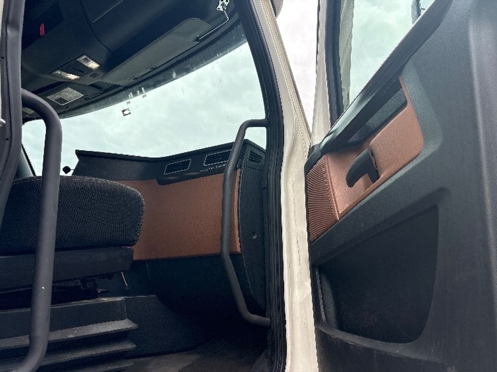 Day Cab Tractor-Heavy Duty Tractors-Freightliner-2021-T12664ST-Albany-NY-552,583\n\t\tmiles-$ 32,500 - Image 9