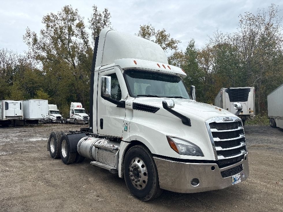 Day Cab Tractor-Heavy Duty Tractors-Freightliner-2021-T12664ST-Albany-NY-557,026\n\t\tmiles-$ 32,250 - Image 1