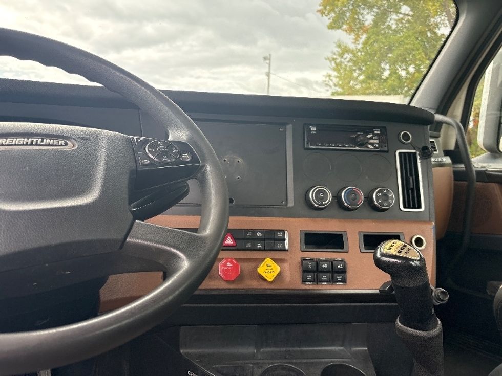 Day Cab Tractor-Heavy Duty Tractors-Freightliner-2021-T12664ST-Albany-NY-557,026\n\t\tmiles-$ 32,250 - Image 11
