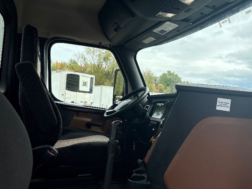 Day Cab Tractor-Heavy Duty Tractors-Freightliner-2021-T12664ST-Albany-NY-557,026\n\t\tmiles-$ 32,250 - Image 14