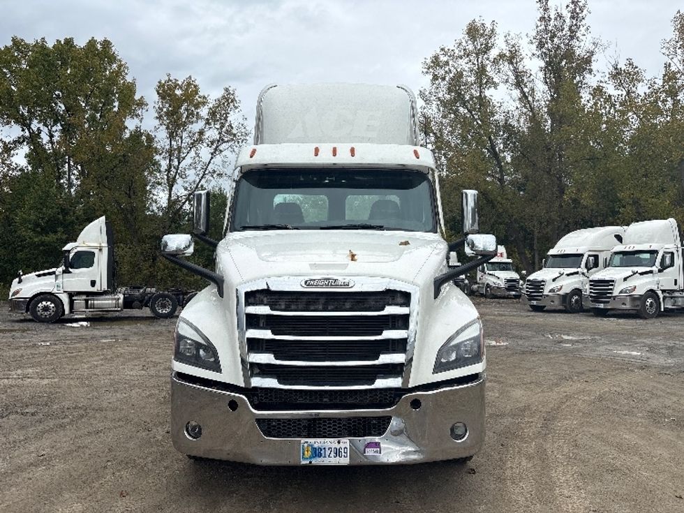 Day Cab Tractor-Heavy Duty Tractors-Freightliner-2021-T12664ST-Albany-NY-557,026\n\t\tmiles-$ 32,250 - Image 2