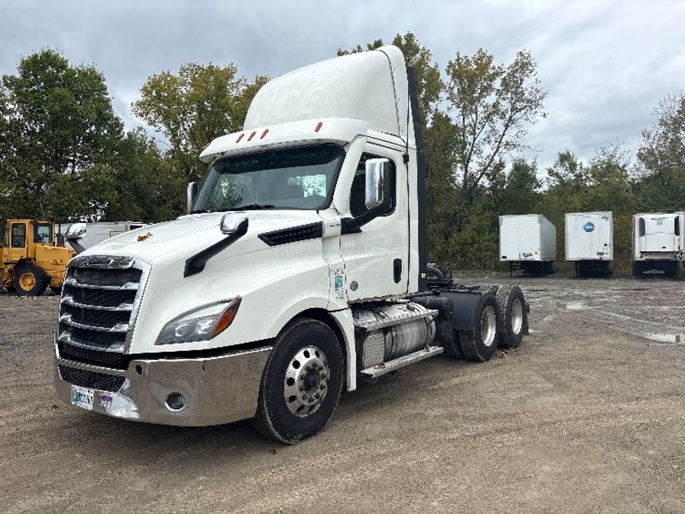 Day Cab Tractor-Heavy Duty Tractors-Freightliner-2021-T12664ST-Albany-NY-557,026\n\t\tmiles-$ 32,250 - Image 3
