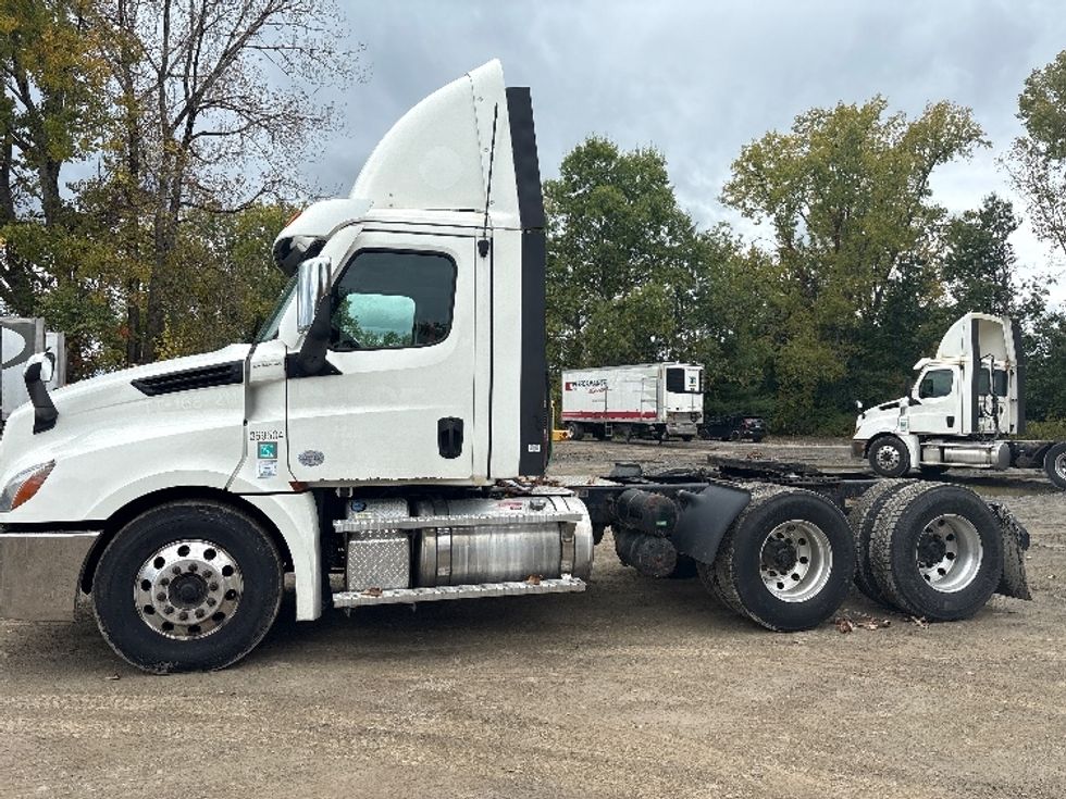 Day Cab Tractor-Heavy Duty Tractors-Freightliner-2021-T12664ST-Albany-NY-557,026\n\t\tmiles-$ 32,250 - Image 4