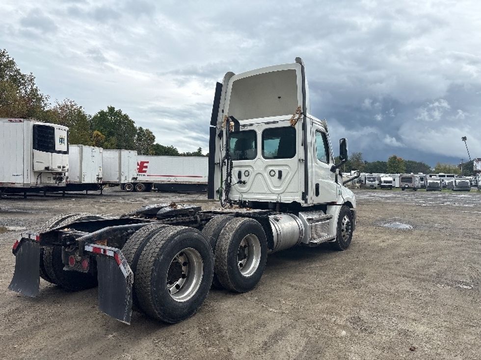 Day Cab Tractor-Heavy Duty Tractors-Freightliner-2021-T12664ST-Albany-NY-557,026\n\t\tmiles-$ 32,250 - Image 7