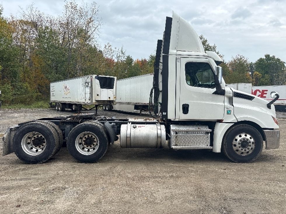 Day Cab Tractor-Heavy Duty Tractors-Freightliner-2021-T12664ST-Albany-NY-557,026\n\t\tmiles-$ 32,250 - Image 8