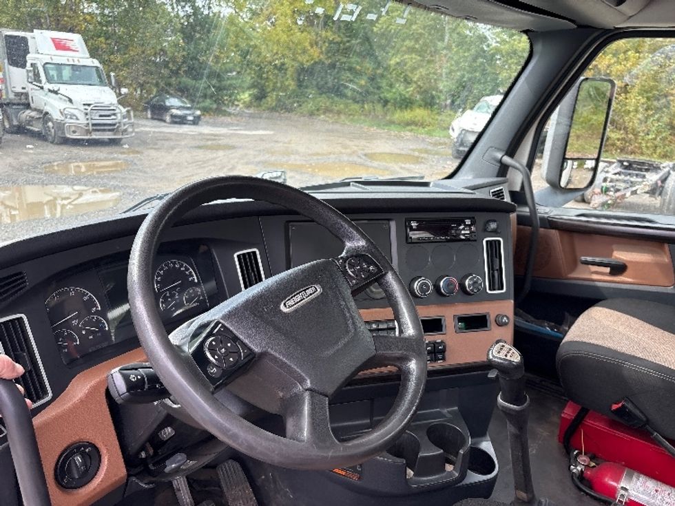 Day Cab Tractor-Heavy Duty Tractors-Freightliner-2021-T12664ST-Albany-NY-605,258\n\t\tmiles-$ 29,250 - Image 10