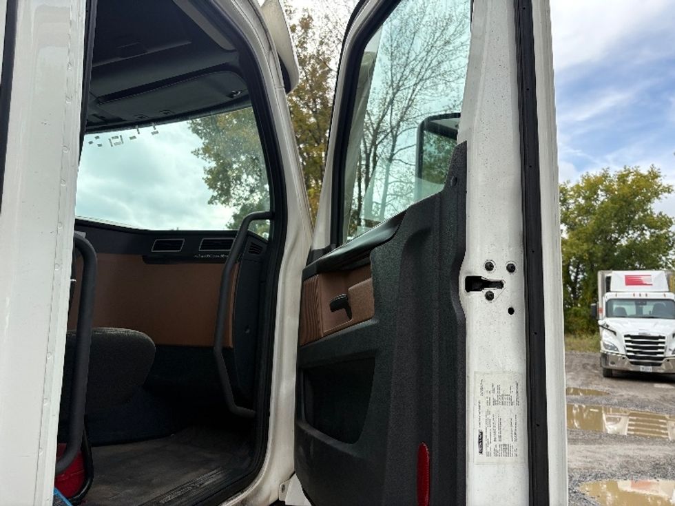 Day Cab Tractor-Heavy Duty Tractors-Freightliner-2021-T12664ST-Albany-NY-605,258\n\t\tmiles-$ 29,250 - Image 12