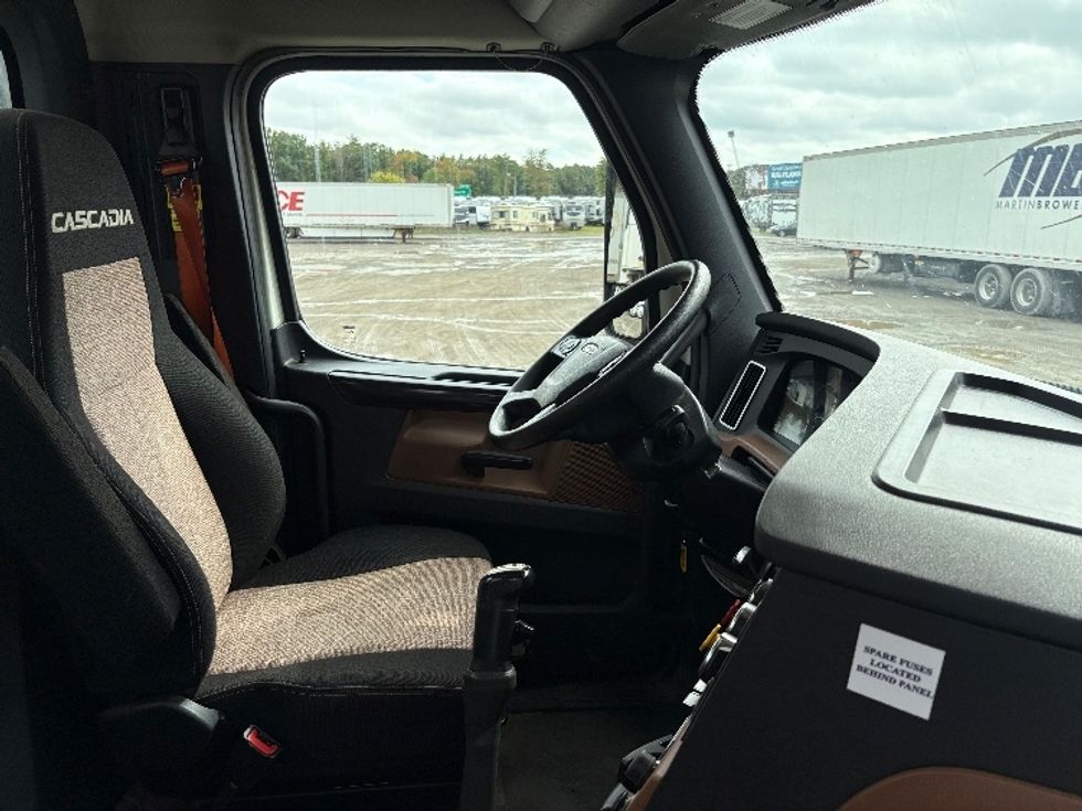 Day Cab Tractor-Heavy Duty Tractors-Freightliner-2021-T12664ST-Albany-NY-605,258\n\t\tmiles-$ 29,250 - Image 14