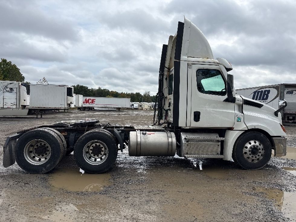 Day Cab Tractor-Heavy Duty Tractors-Freightliner-2021-T12664ST-Albany-NY-605,258\n\t\tmiles-$ 29,250 - Image 8