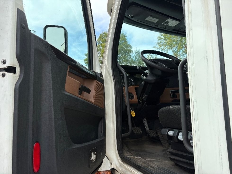 Day Cab Tractor-Heavy Duty Tractors-Freightliner-2021-T12664ST-Albany-NY-605,258\n\t\tmiles-$ 29,250 - Image 9
