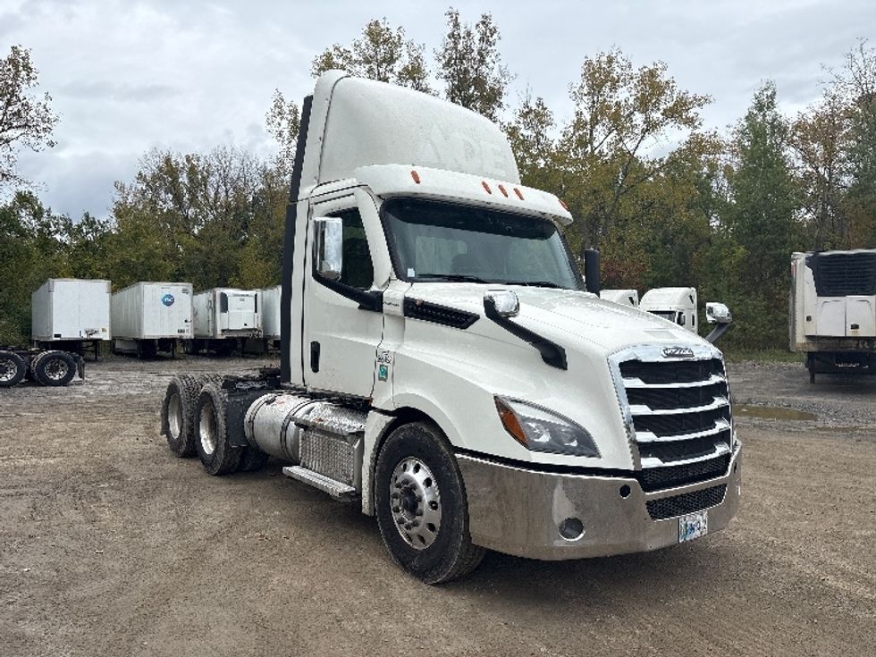 Day Cab Tractor-Heavy Duty Tractors-Freightliner-2021-T12664ST-Albany-NY-615,112\n\t\tmiles-$ 31,500 - Image 1