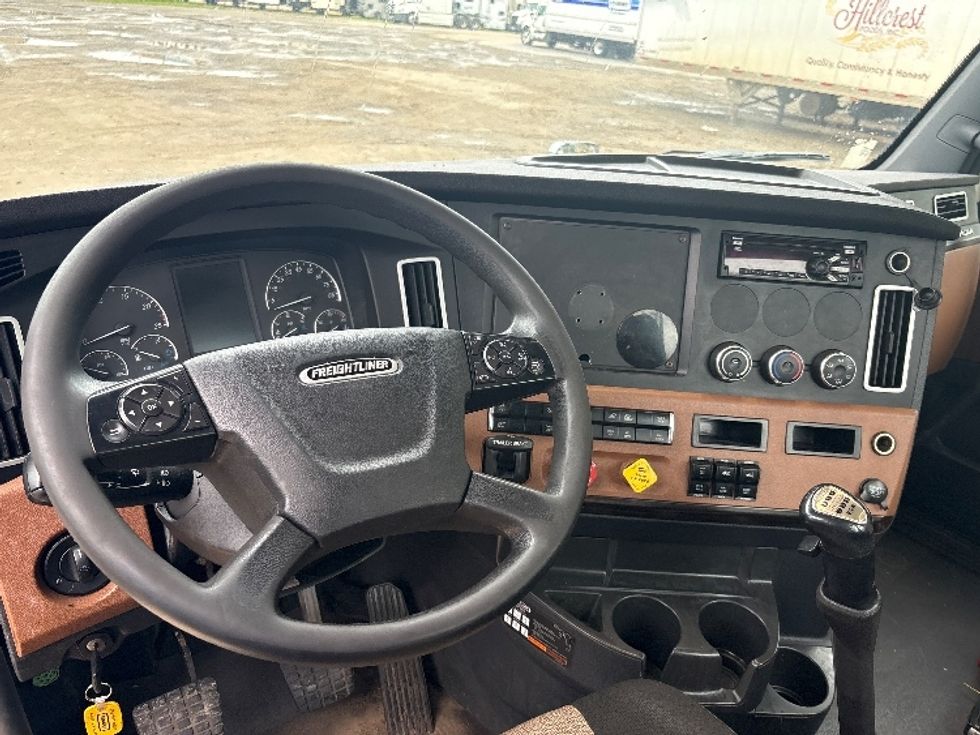Day Cab Tractor-Heavy Duty Tractors-Freightliner-2021-T12664ST-Albany-NY-615,112\n\t\tmiles-$ 31,500 - Image 11