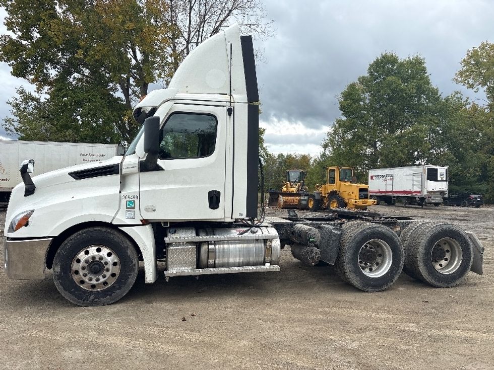 Day Cab Tractor-Heavy Duty Tractors-Freightliner-2021-T12664ST-Albany-NY-615,112\n\t\tmiles-$ 31,500 - Image 4