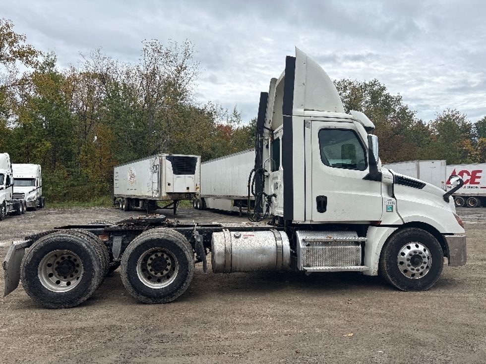 Day Cab Tractor-Heavy Duty Tractors-Freightliner-2021-T12664ST-Albany-NY-615,112\n\t\tmiles-$ 31,500 - Image 8