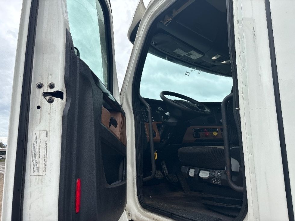 Day Cab Tractor-Heavy Duty Tractors-Freightliner-2021-T12664ST-Albany-NY-615,112\n\t\tmiles-$ 31,500 - Image 9