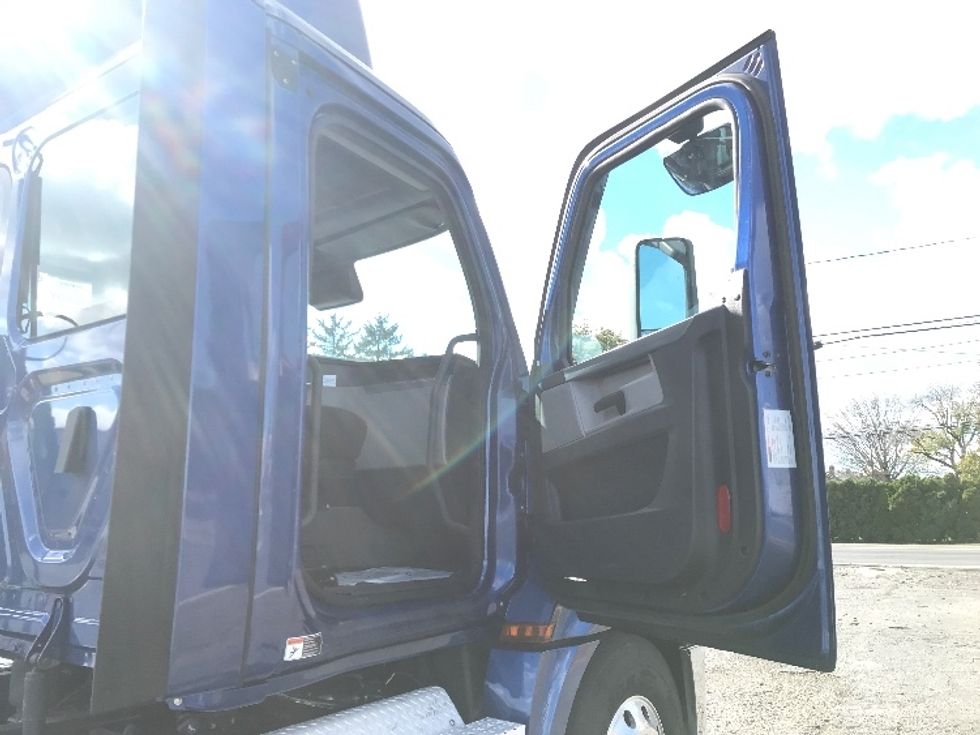 Day Cab Tractor-Heavy Duty Tractors-Freightliner-2021-T12664ST-Allentown-PA-401,779\n\t\tmiles-$ 53,500 - Image 12
