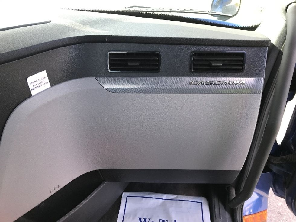 Day Cab Tractor-Heavy Duty Tractors-Freightliner-2021-T12664ST-Allentown-PA-401,779\n\t\tmiles-$ 53,500 - Image 13