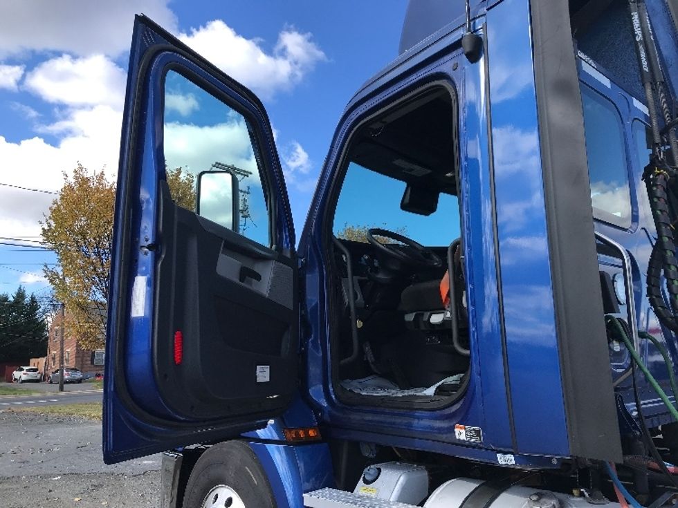 Day Cab Tractor-Heavy Duty Tractors-Freightliner-2021-T12664ST-Allentown-PA-401,779\n\t\tmiles-$ 53,500 - Image 9