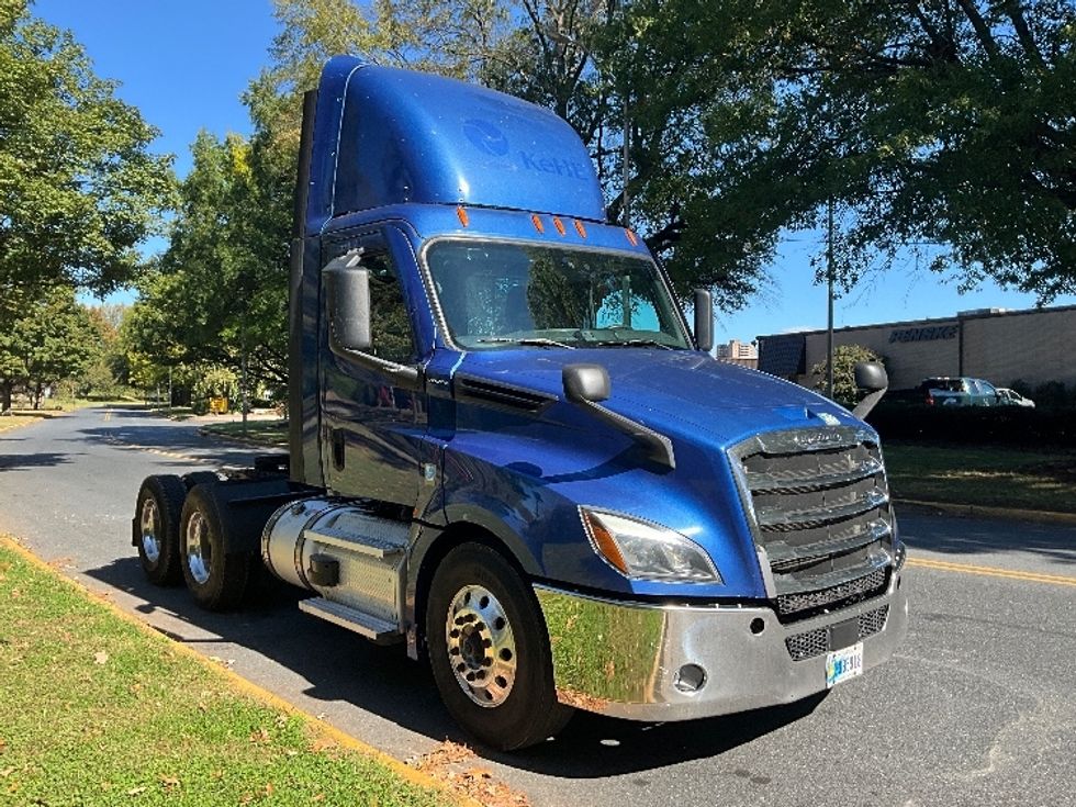 Day Cab Tractor-Heavy Duty Tractors-Freightliner-2021-T12664ST-Allentown-PA-427,892\n\t\tmiles-$ 51,000 - Image 1