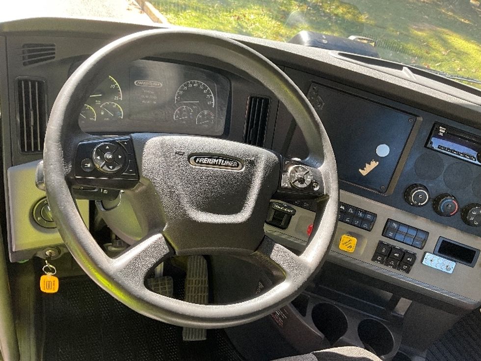 Day Cab Tractor-Heavy Duty Tractors-Freightliner-2021-T12664ST-Allentown-PA-427,892\n\t\tmiles-$ 51,000 - Image 11