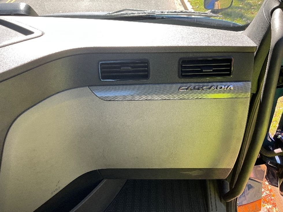 Day Cab Tractor-Heavy Duty Tractors-Freightliner-2021-T12664ST-Allentown-PA-427,892\n\t\tmiles-$ 51,000 - Image 13