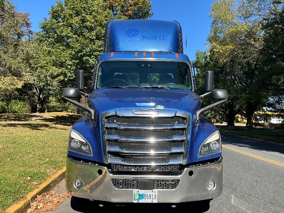 Day Cab Tractor-Heavy Duty Tractors-Freightliner-2021-T12664ST-Allentown-PA-427,892\n\t\tmiles-$ 51,000 - Image 2