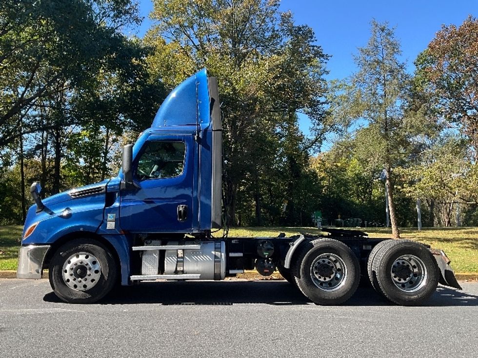 Day Cab Tractor-Heavy Duty Tractors-Freightliner-2021-T12664ST-Allentown-PA-427,892\n\t\tmiles-$ 51,000 - Image 4
