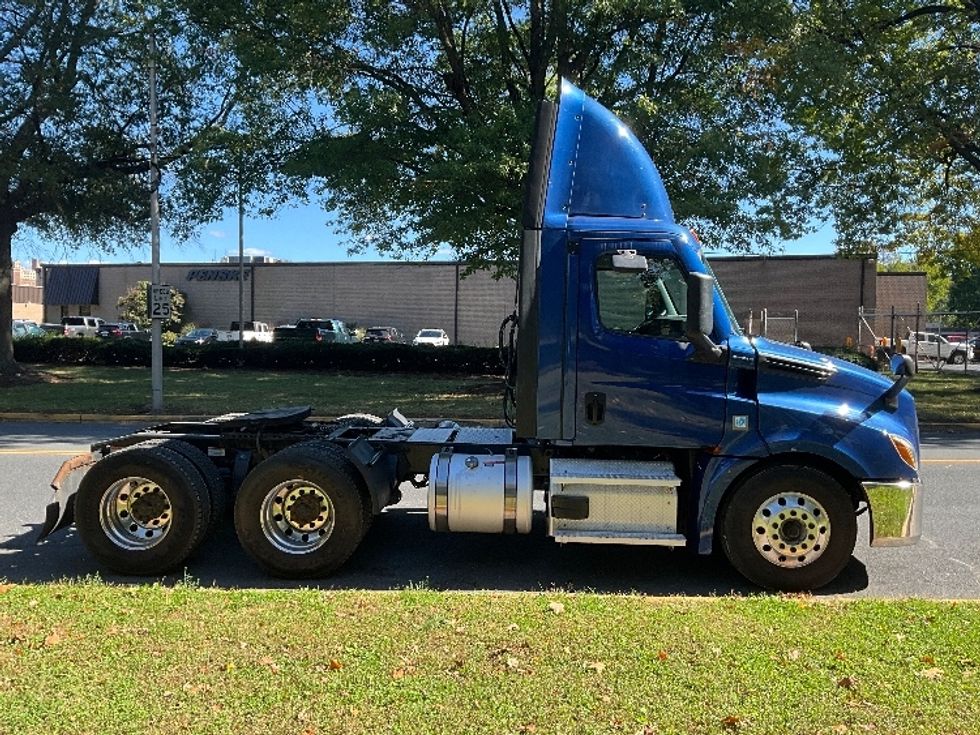Day Cab Tractor-Heavy Duty Tractors-Freightliner-2021-T12664ST-Allentown-PA-427,892\n\t\tmiles-$ 51,000 - Image 8