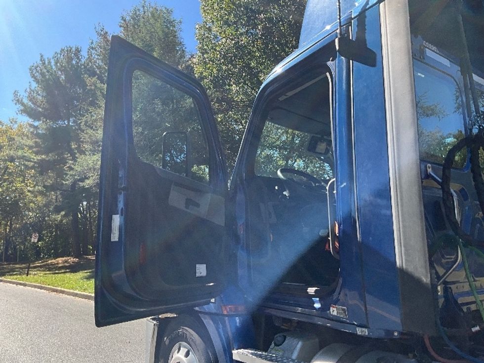 Day Cab Tractor-Heavy Duty Tractors-Freightliner-2021-T12664ST-Allentown-PA-427,892\n\t\tmiles-$ 51,000 - Image 9