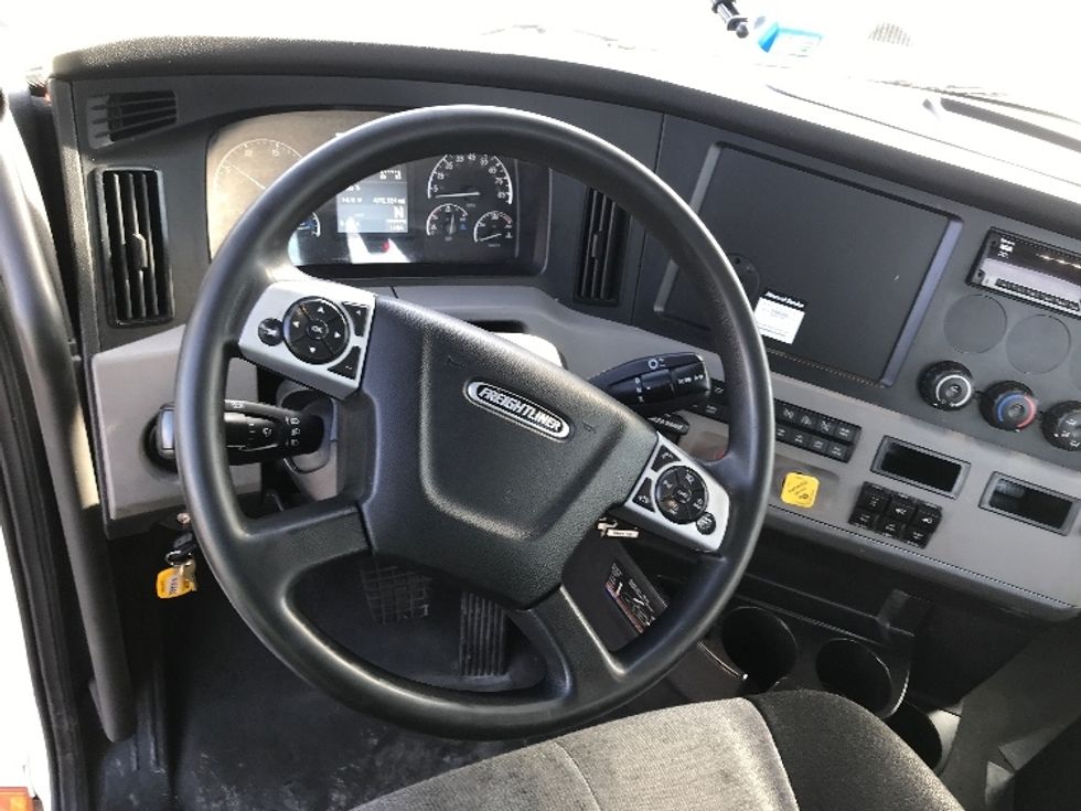 Day Cab Tractor-Heavy Duty Tractors-Freightliner-2021-T12664ST-Allentown-PA-492,990\n\t\tmiles-$ 43,750 - Image 11