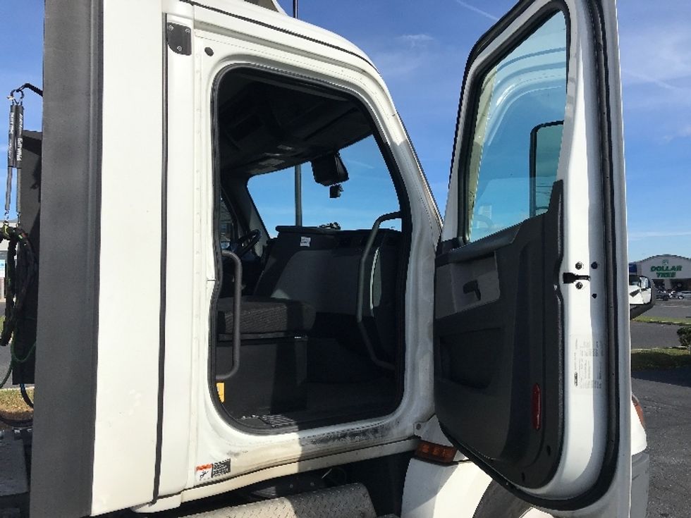 Day Cab Tractor-Heavy Duty Tractors-Freightliner-2021-T12664ST-Allentown-PA-492,990\n\t\tmiles-$ 43,750 - Image 12