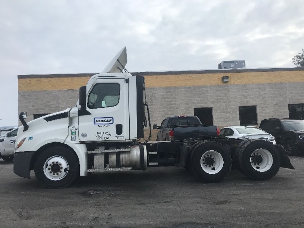 Day Cab Tractor-Heavy Duty Tractors-Freightliner-2021-T12664ST-Allentown-PA-492,990\n\t\tmiles-$ 43,750 - Image 4