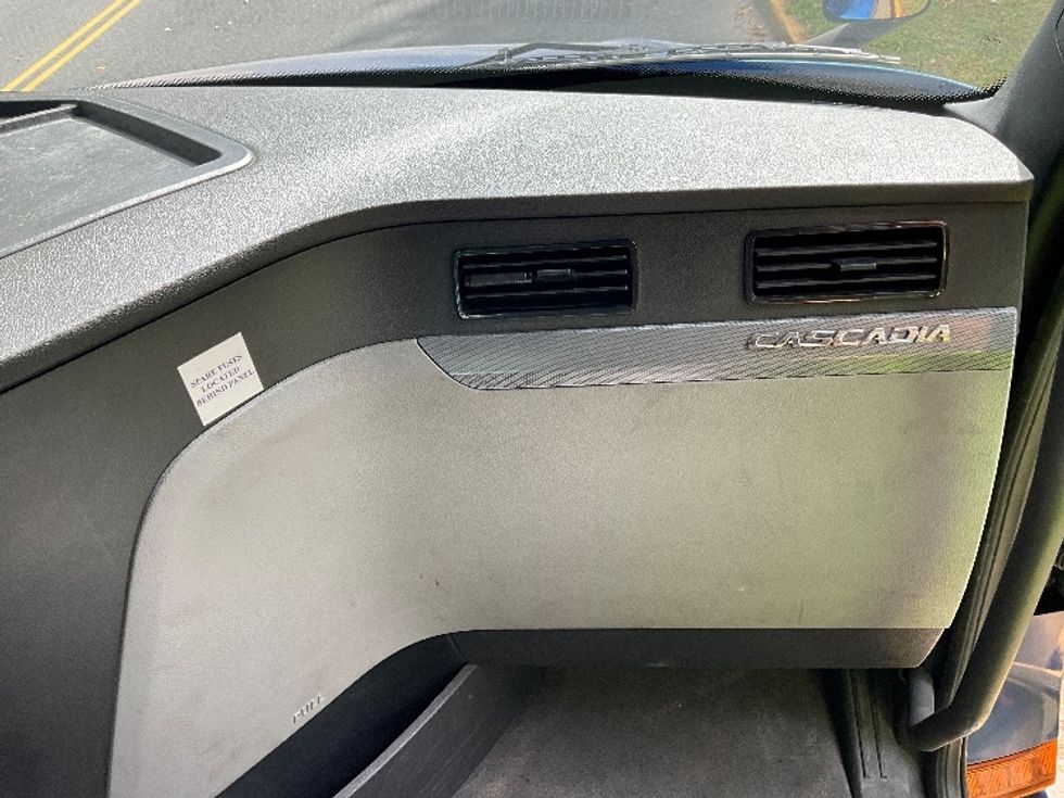 Day Cab Tractor-Heavy Duty Tractors-Freightliner-2021-T12664ST-Allentown-PA-571,052\n\t\tmiles-$ 38,000 - Image 13