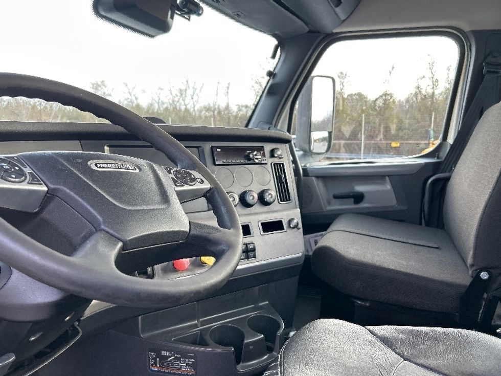 Day Cab Tractor-Heavy Duty Tractors-Freightliner-2021-T12664ST-Anderson-SC-402,474\n\t\tmiles-$ 58,250 - Image 10