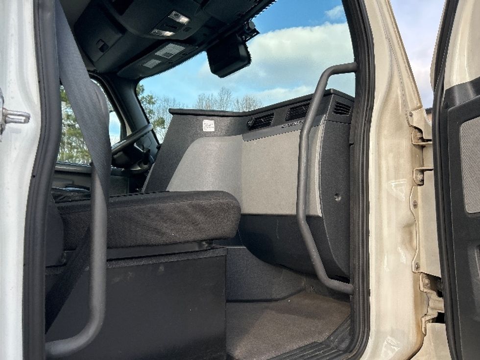 Day Cab Tractor-Heavy Duty Tractors-Freightliner-2021-T12664ST-Anderson-SC-402,474\n\t\tmiles-$ 58,250 - Image 12