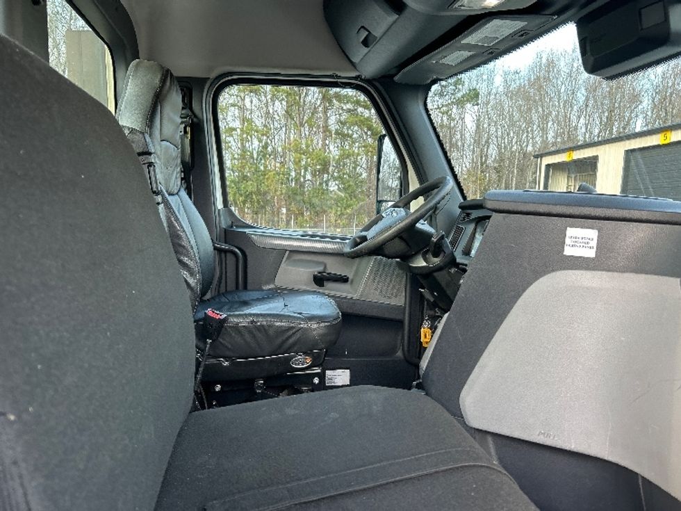 Day Cab Tractor-Heavy Duty Tractors-Freightliner-2021-T12664ST-Anderson-SC-402,474\n\t\tmiles-$ 58,250 - Image 14